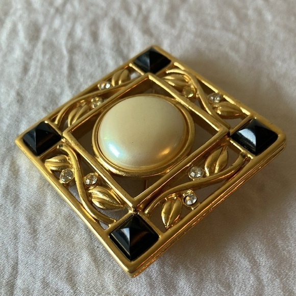Monet: Vintage Art Deco 1.5" Faux Pearl/Black Cab Crystal Brooch - Picture 6 of 14
